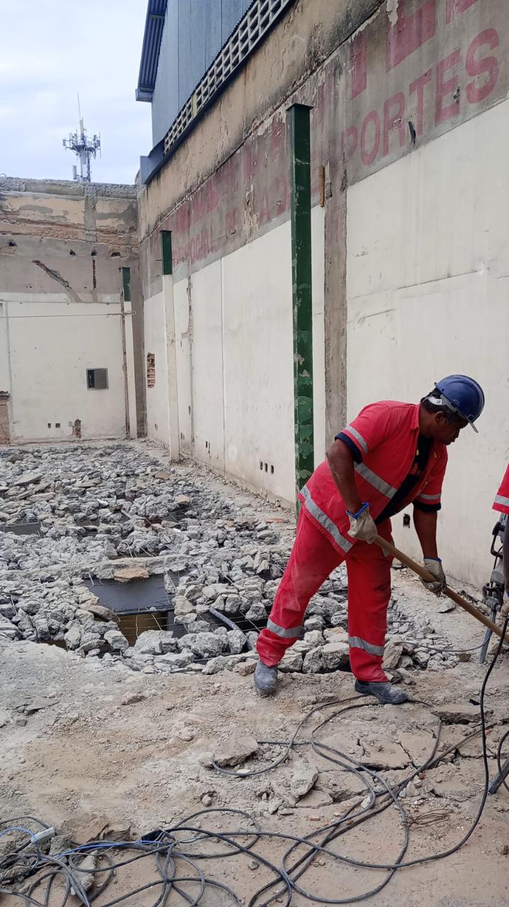- Inicio da demolição da edificação existente, para dar inicio a fundação da nova edificação!